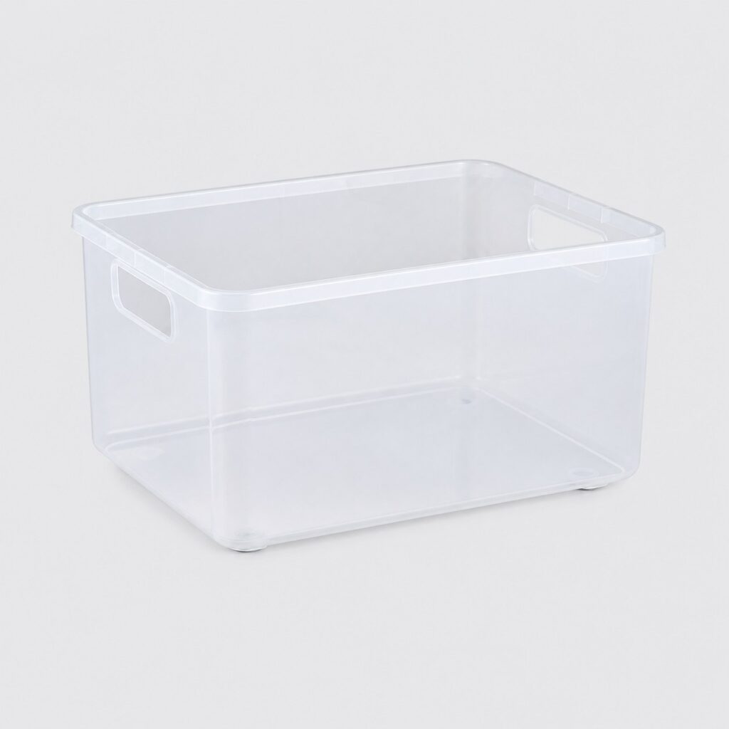 Boîte de rangement en plastique translucide sur fond gris clair