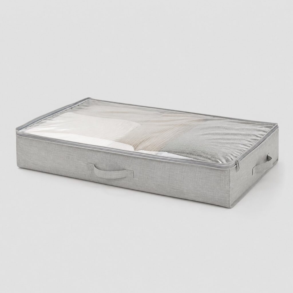 Housse de rangement sous-lit en tissu gris clair sur fond gris clair