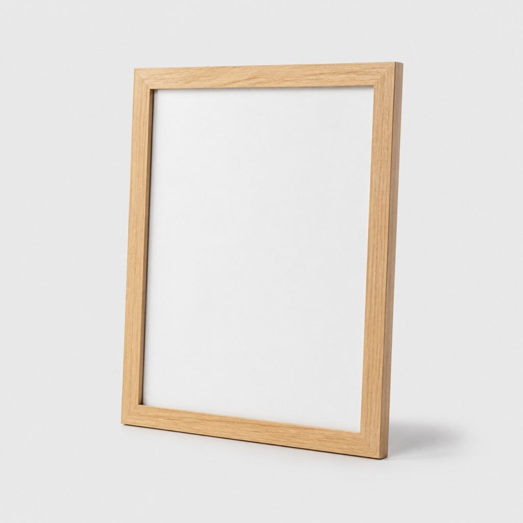 Cadre photo en bois clair au format 30x40 sur fond gris très clair
