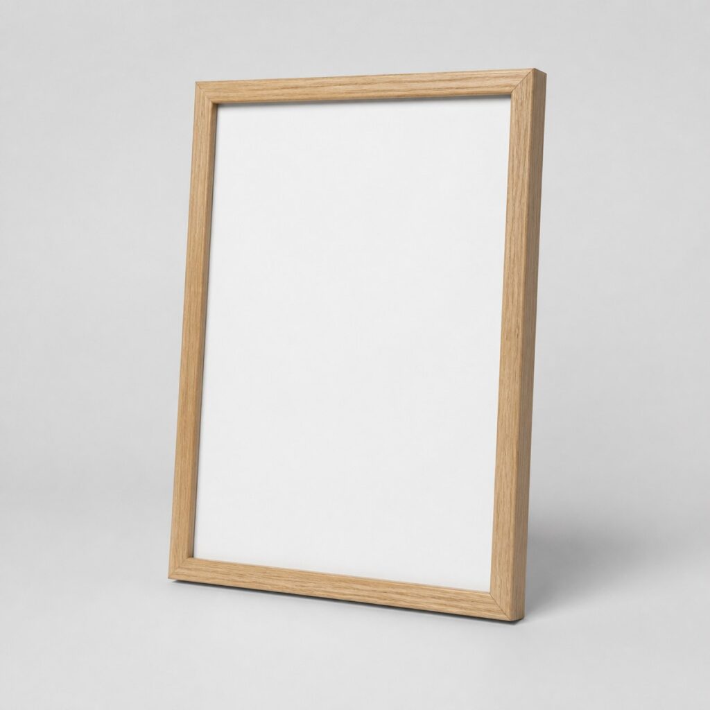 Cadre photo en bois clair au format 40x60 sur fond gris très clair