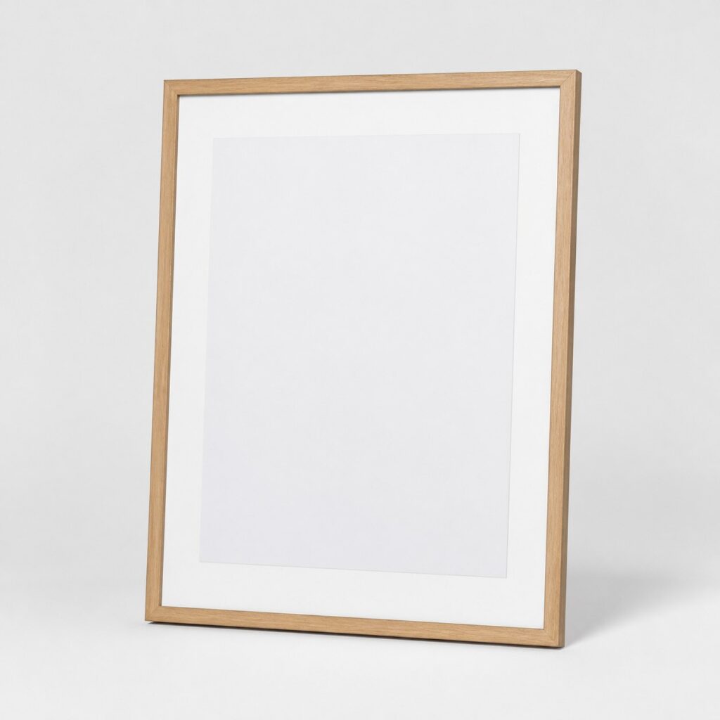 Cadre photo format A2 en chêne clair sur fond gris très clair