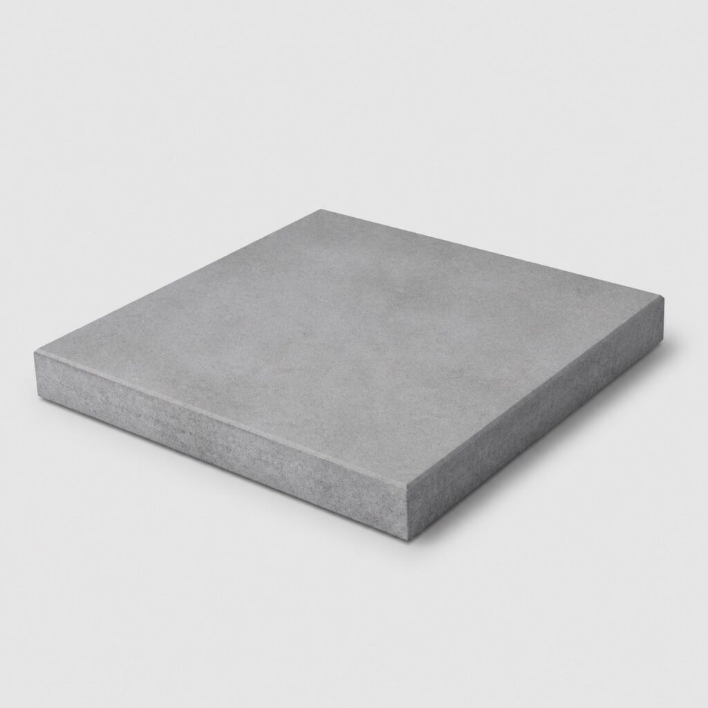 Grande dalle carrée en béton gris de cinquante centimètres de côté