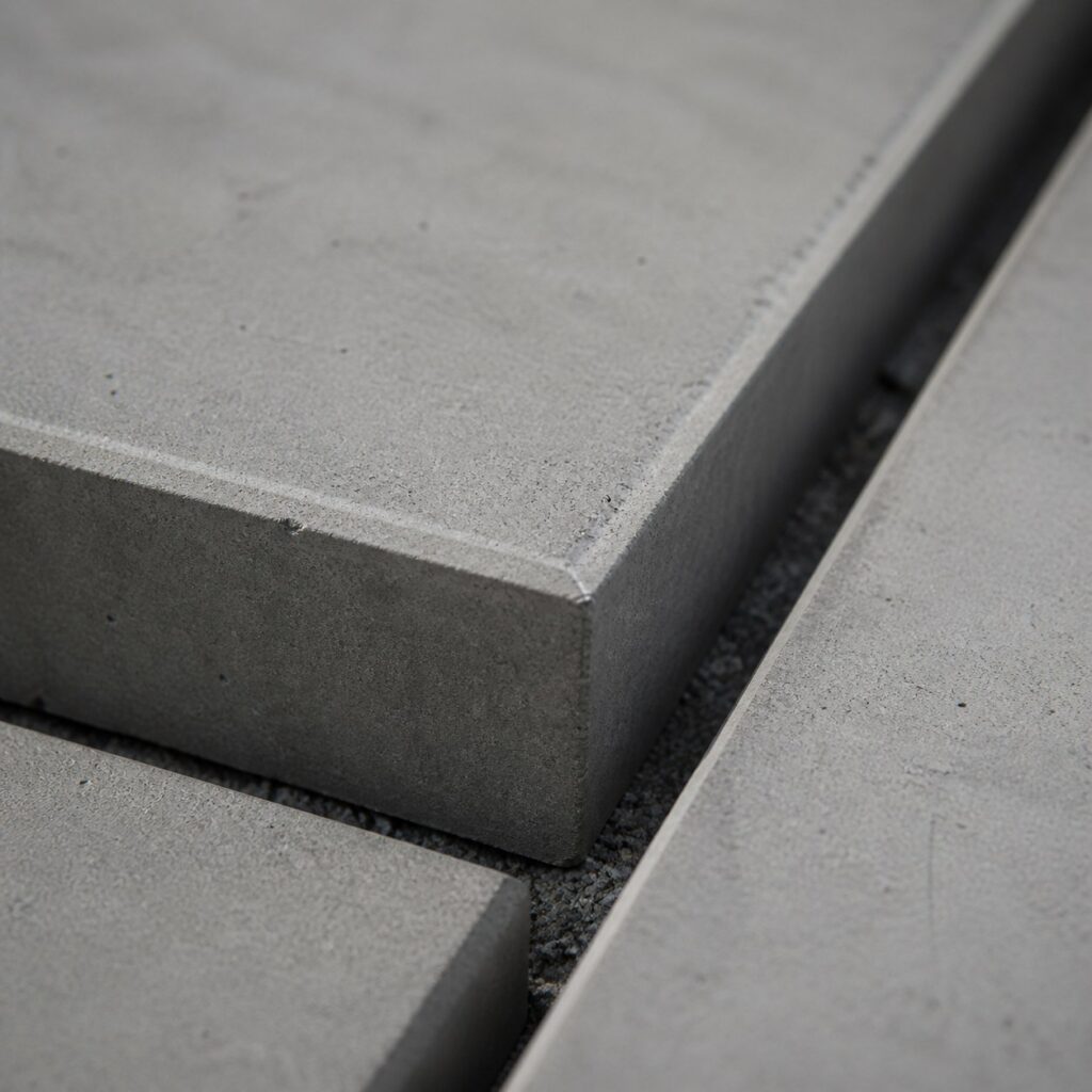 Gros plan sur l'arête vive et le joint séparant deux dalles béton