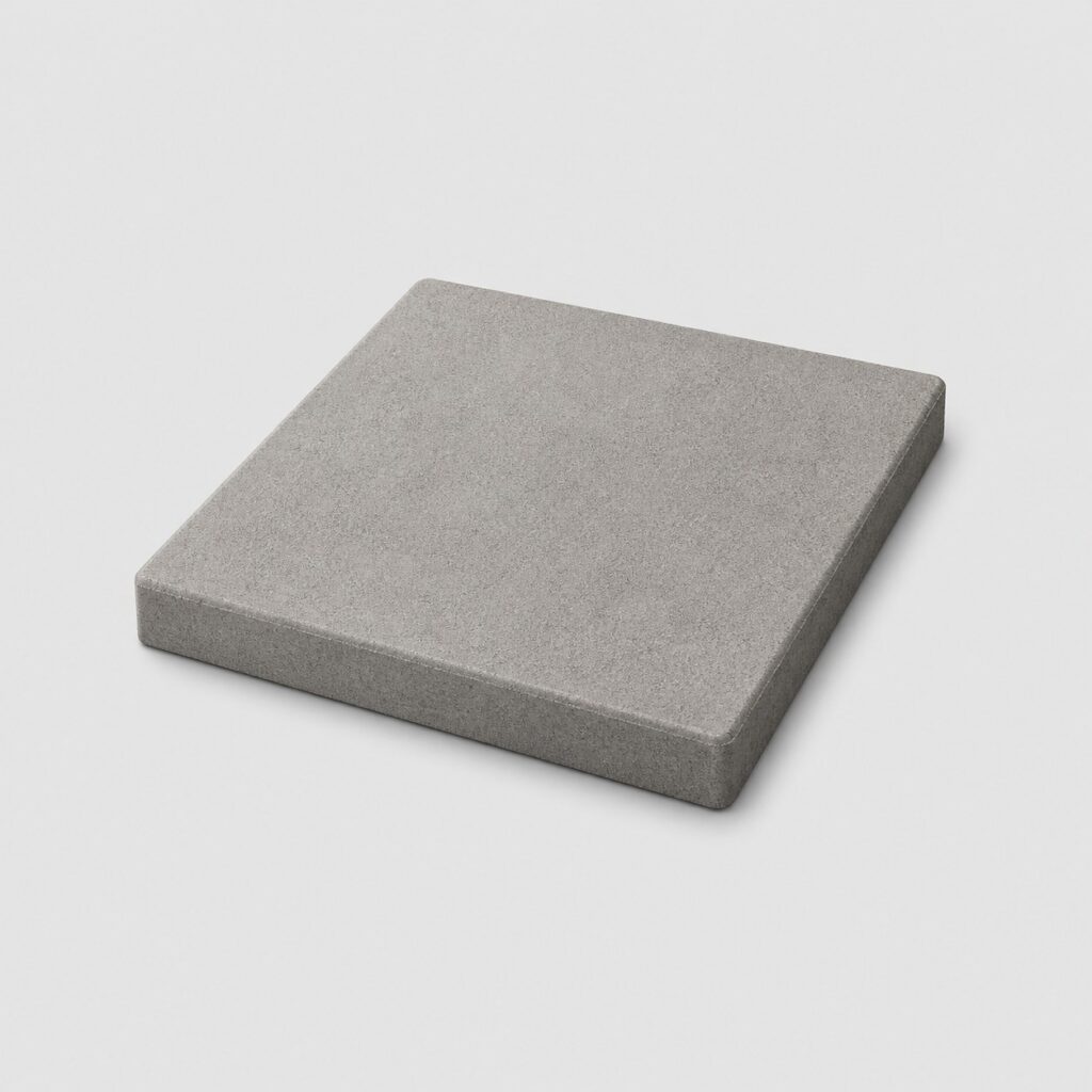 Dalle carrée en béton gris de quarante centimètres de côté