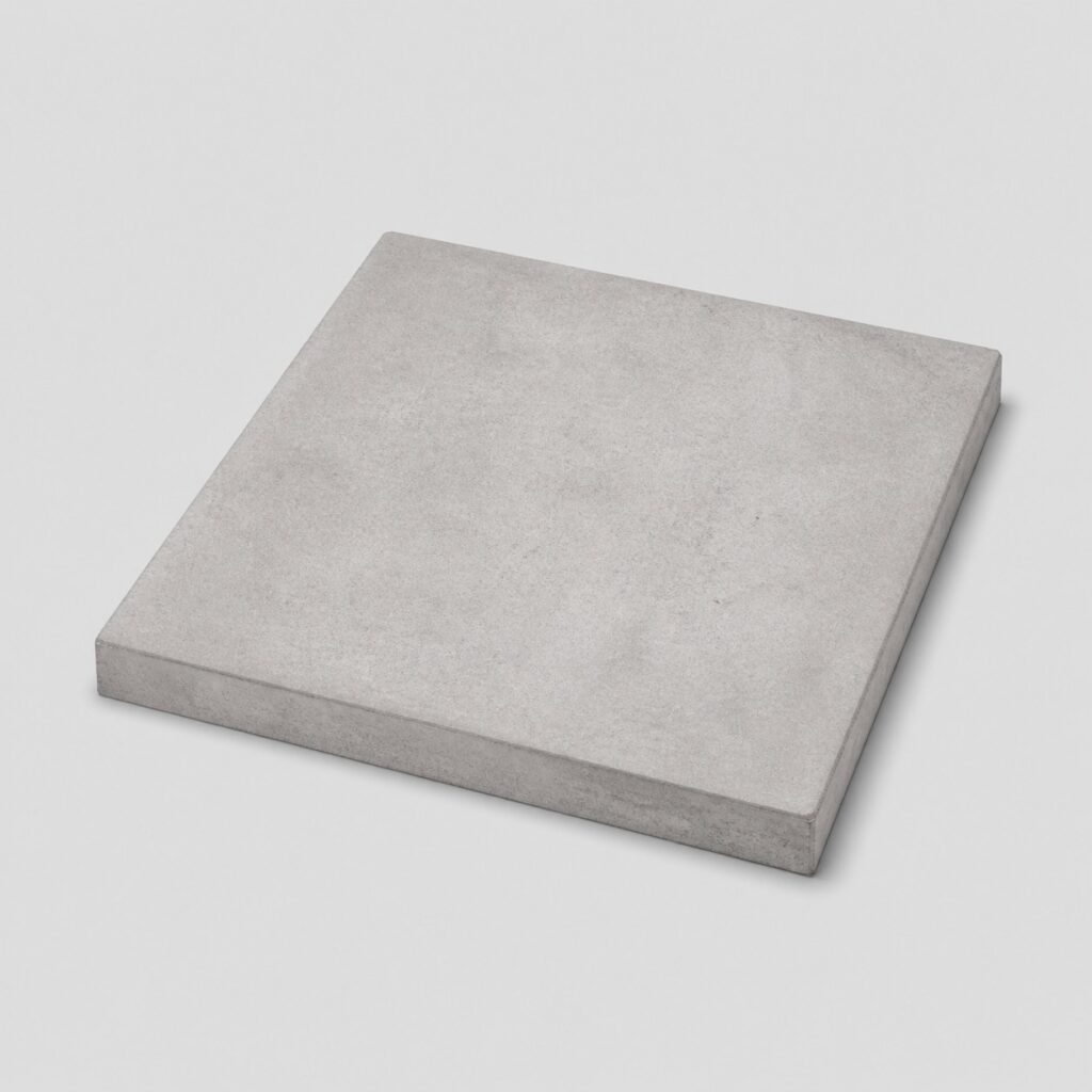 Dalle carrée en béton gris clair à finition simple