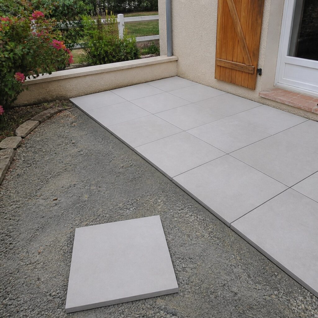 Petite terrasse en cours de pose avec des dalles béton alignées