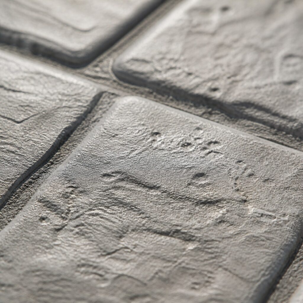 Gros plan sur le relief matricé et la nuance du béton imprimé