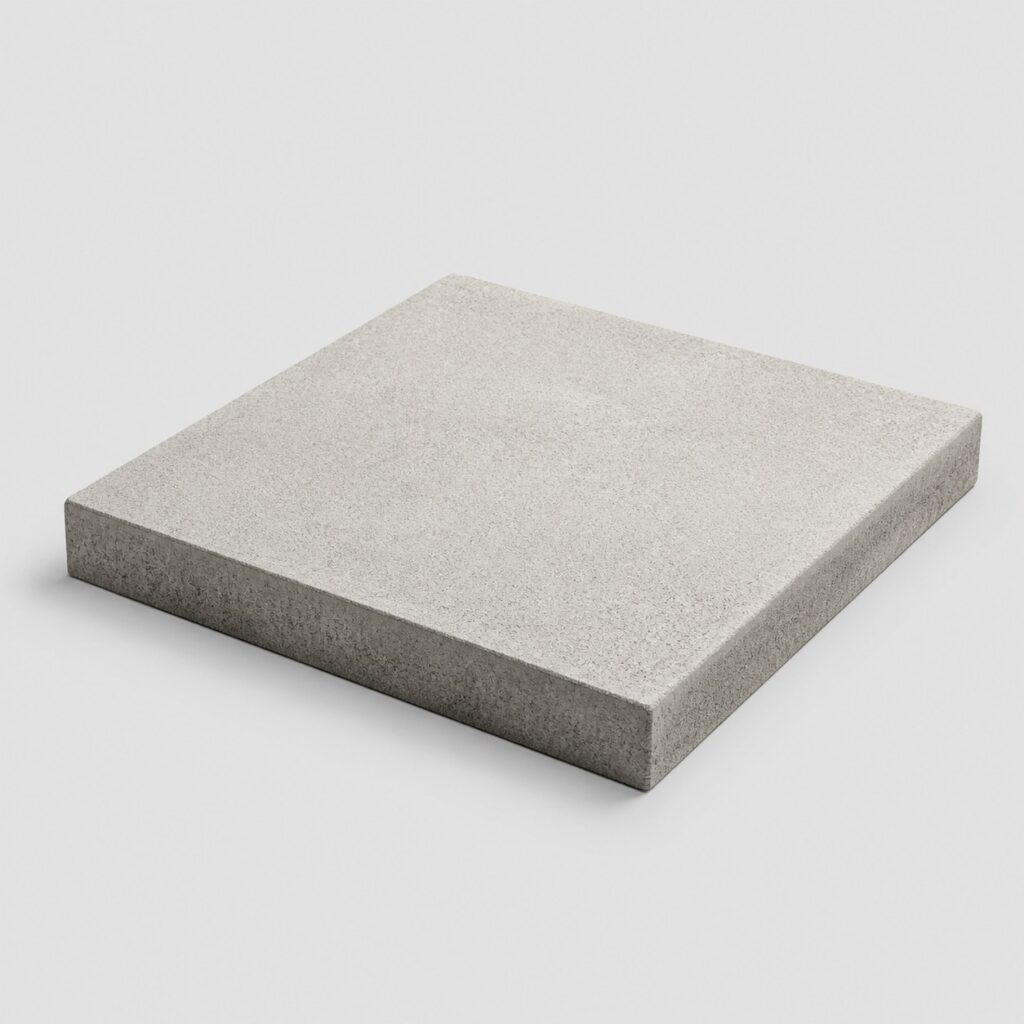 Dalle de terrasse en béton gris clair carrée sur fond neutre
