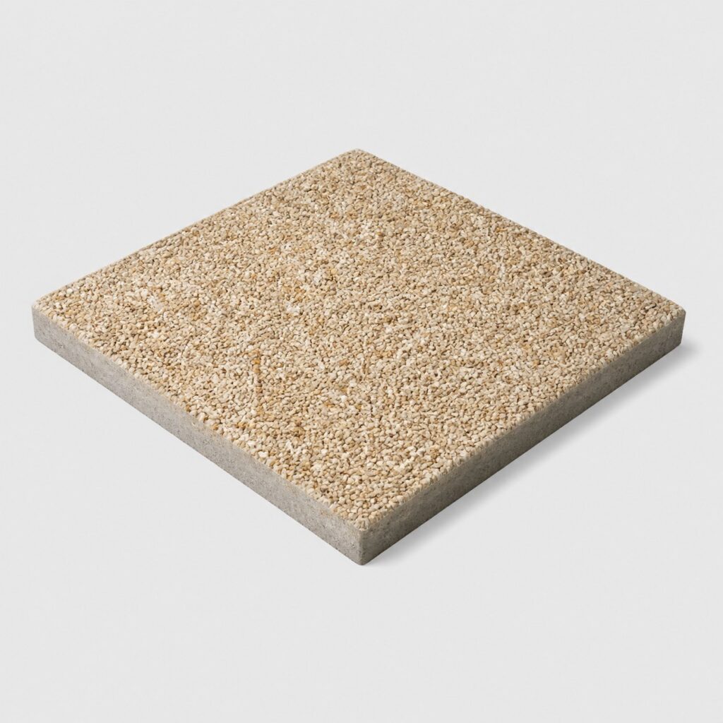Dalle gravillonnée beige sable présentée seule sur fond neutre
