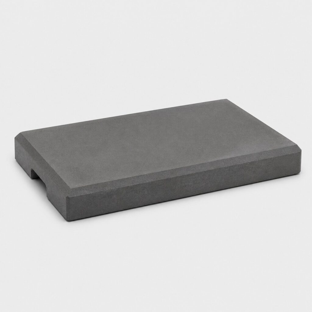 Dalle de lestage rectangulaire en béton gris graphite sur fond gris clair