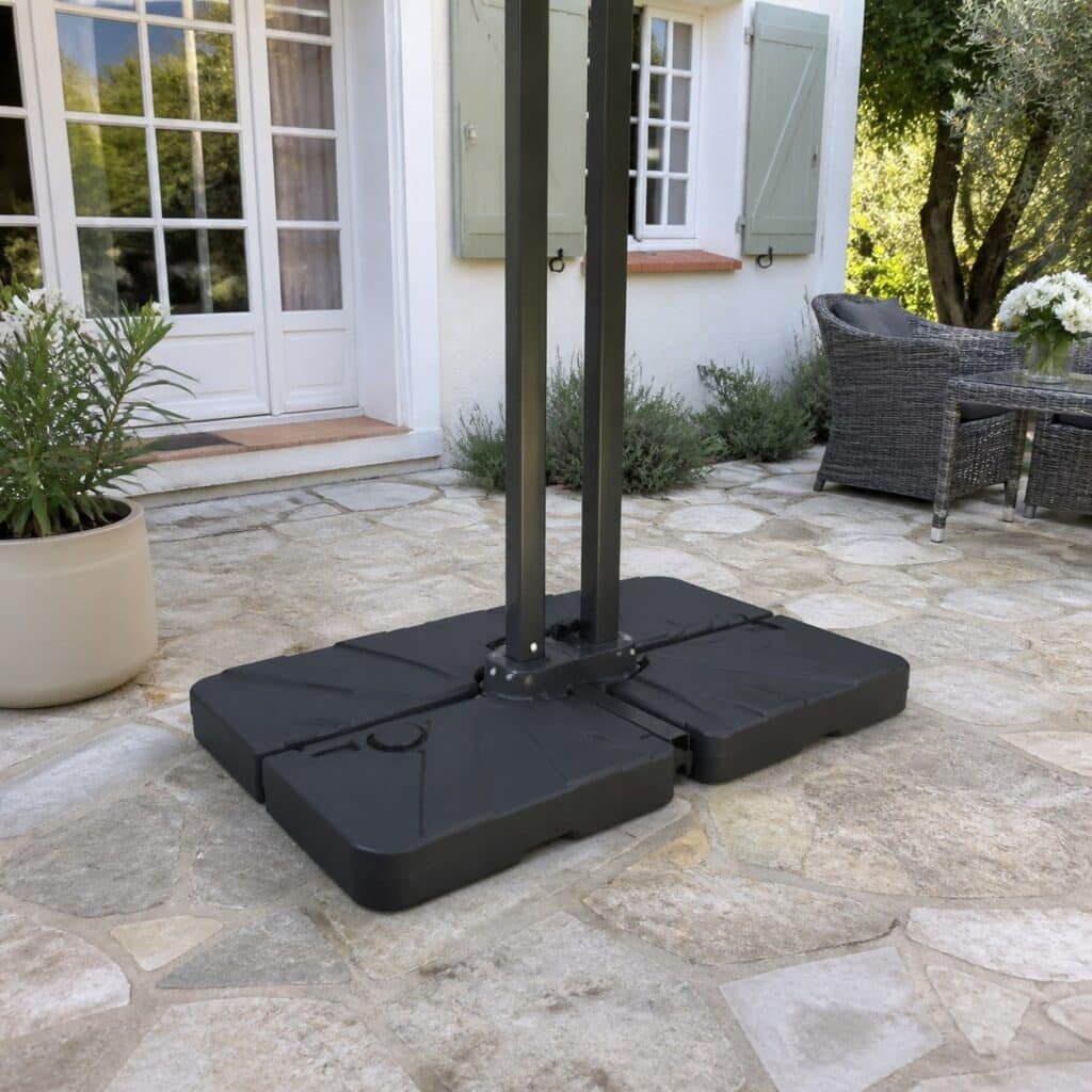 Deux dalles de lestage placées de part et d'autre d'un socle de parasol