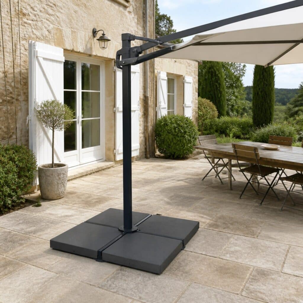Socle en croix chargé de quatre dalles identiques sous un bras de parasol déporté