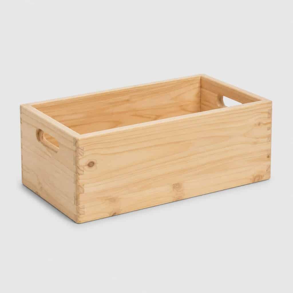 Grande caisse de rangement rectangulaire allongée en bois clair sur fond neutre