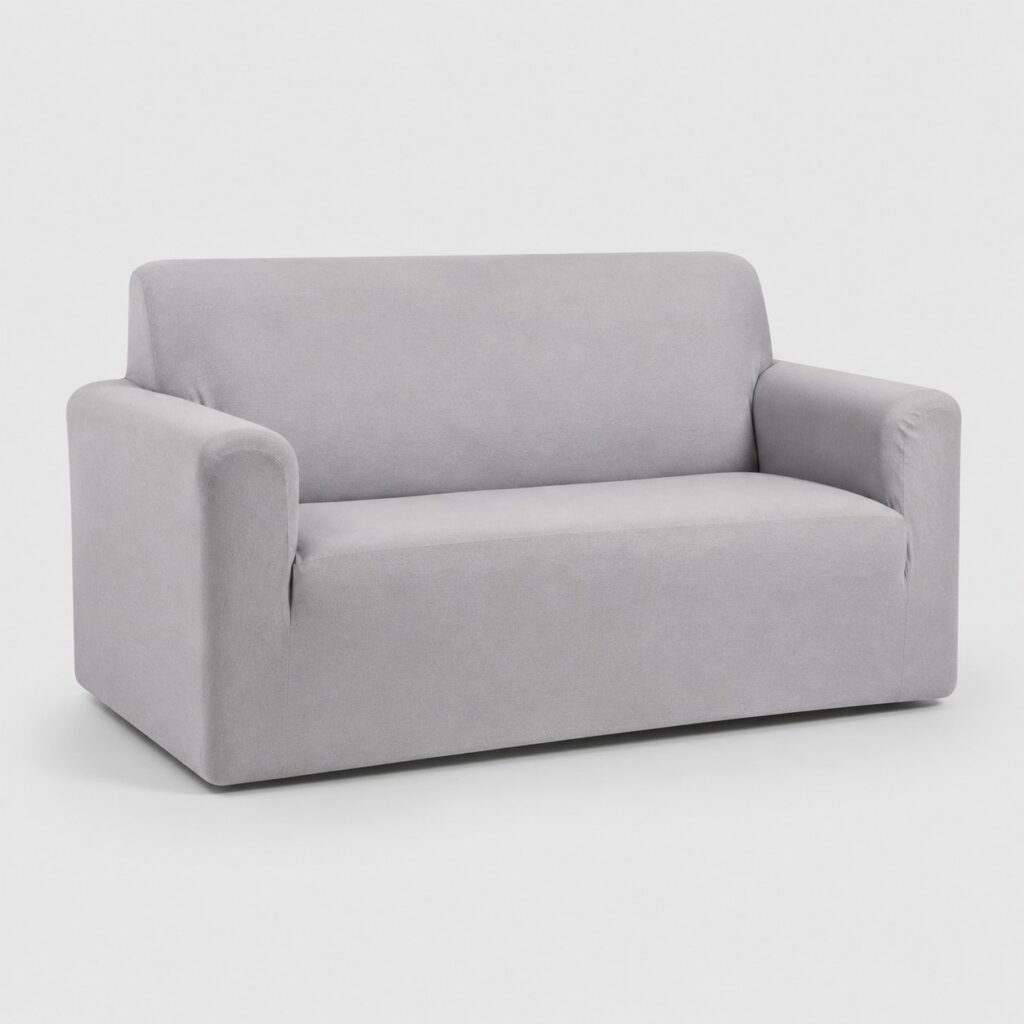 Housse de canapé deux places en polyester gris clair présentée seule sur fond gris très clair