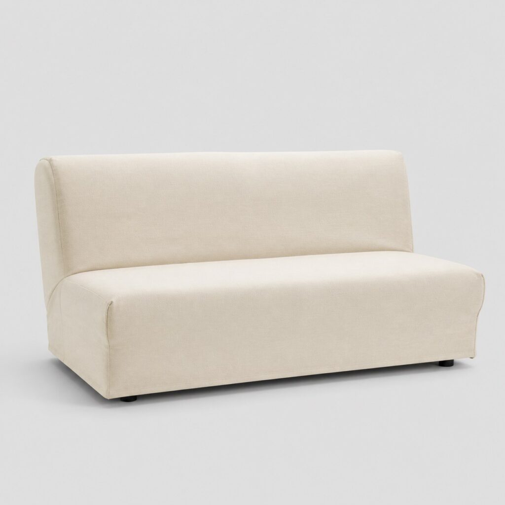 Housse de canapé clic-clac en polyester écru présentée seule sur fond gris très clair