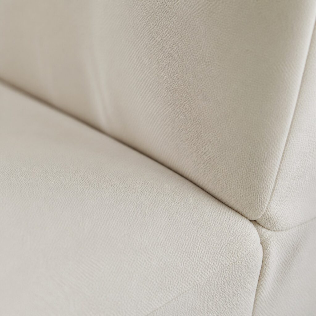 Gros plan sur le pli du tissu à la charnière entre assise et dossier
