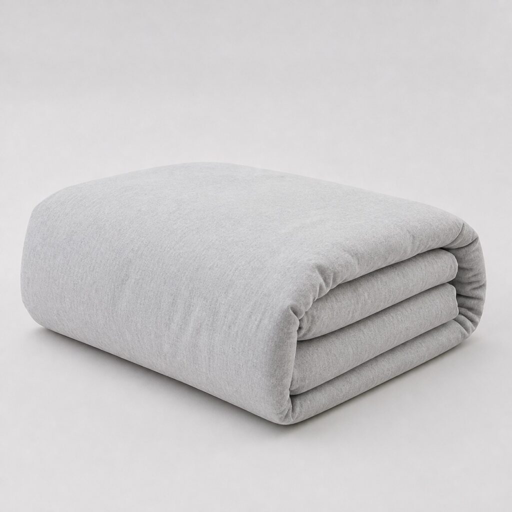 Housse de couette en flanelle de coton gris perle sur fond gris clair