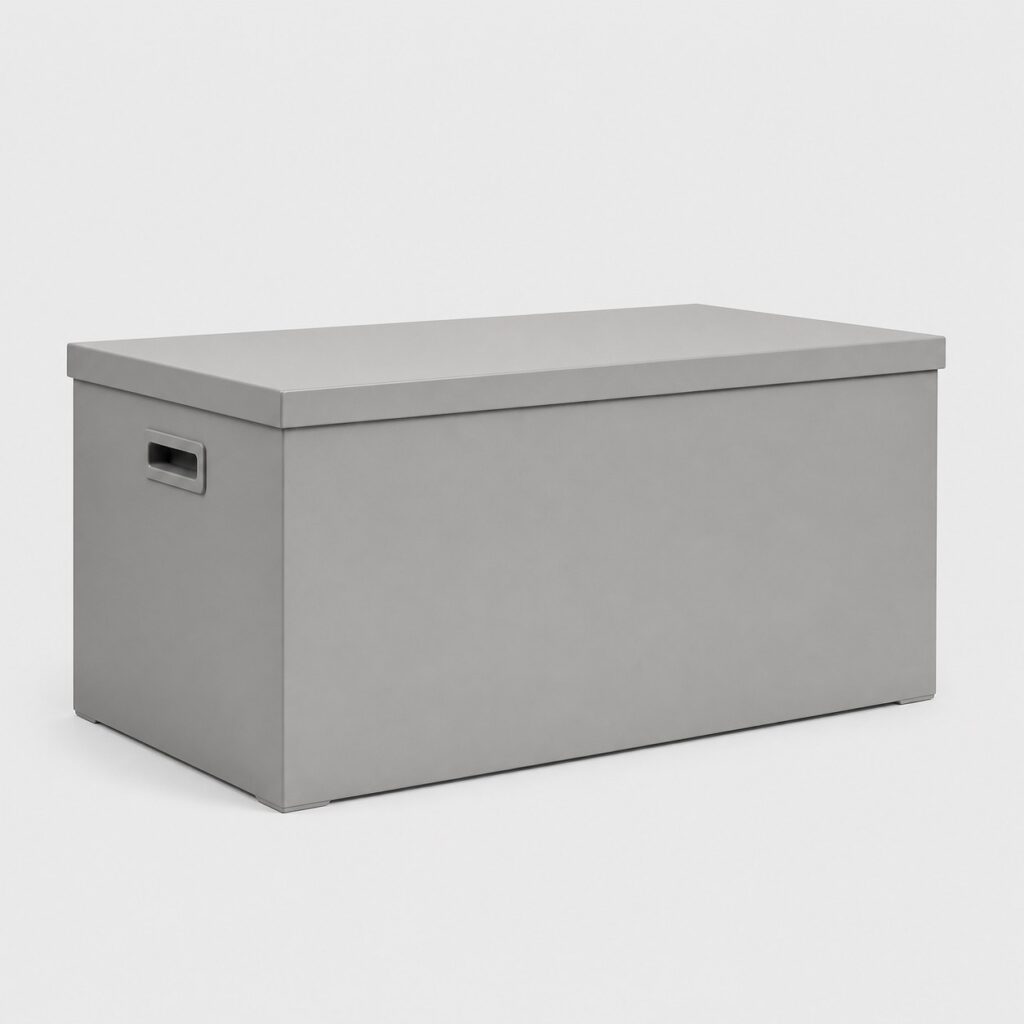 Malle de rangement rectangulaire gris clair à couvercle plat sur fond neutre