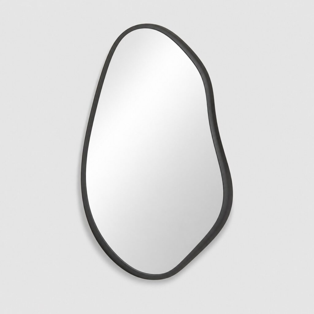 Miroir mural design à contour noir irrégulier sur fond gris clair
