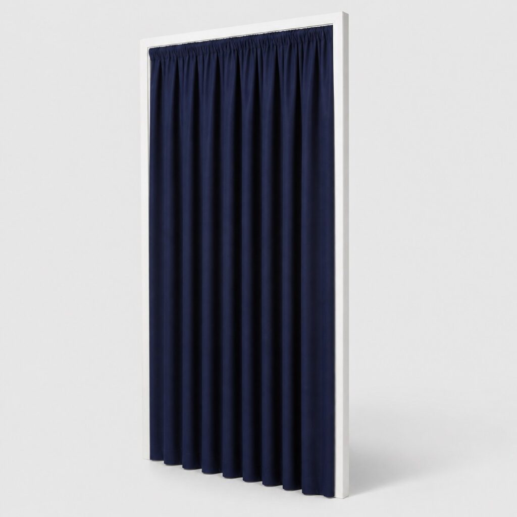 Rideau de porte lourd bleu nuit à fronces sur fond gris clair