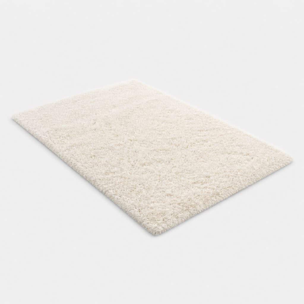Tapis de salon blanc cassé à poils longs sur fond gris clair