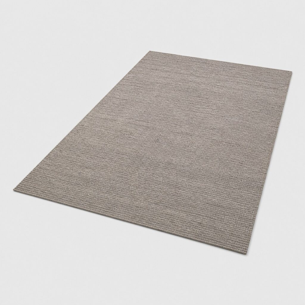 Tapis de salon grand format gris taupe à poils courts, posé sur fond gris clair
